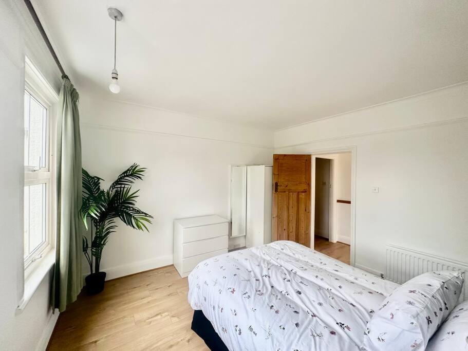 Вилла 4 Bed House In Daneby Road,Se6 Catford Экстерьер фото